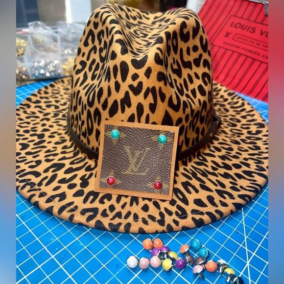 🍁 Monogram patch Cheetah 🐆 print Fedora Hat - Picture 8 of 11